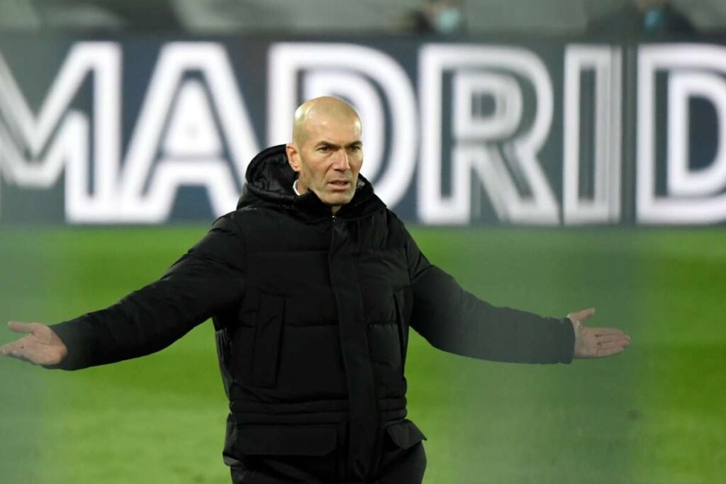 HLV Zidane lần đầu sôi tiết với tổ trọng tài khi Real làm mất điểm