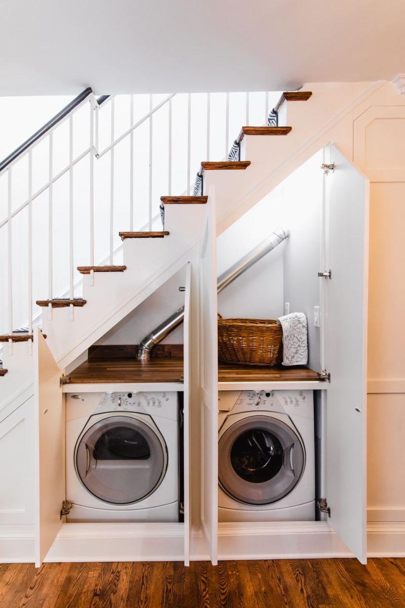 Tiết kiệm diện tích bằng cách đặt máy giặt nằm ở góc chân cầu thang